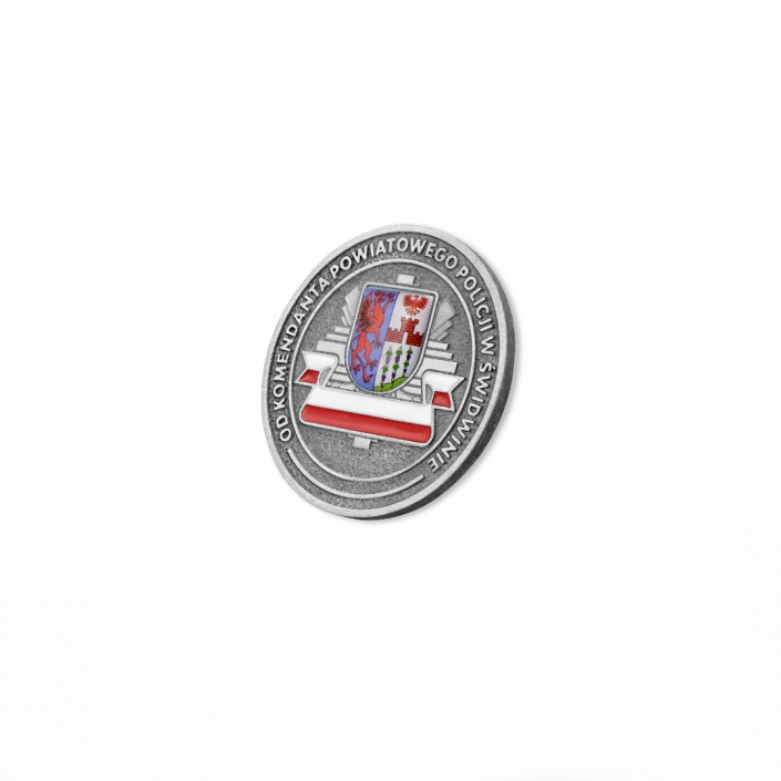 Eine gegossene Münze mit einem 3D-Einkleber, die einen Stadtwappen mit dem Polizeiabzeichen verbindet
